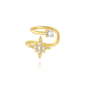 Dettaglio macro dell'ear cuff placcato oro con motivo a stella e zircone lucido