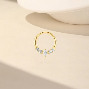 Detail van s925 zilveren neusring met gouden afwerking en marquise zirkonia-stenen