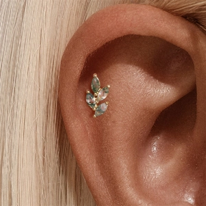 Detailansicht der S925 Gold Blattohrringe mit Moosachat Steinen im Marquise-Schliff