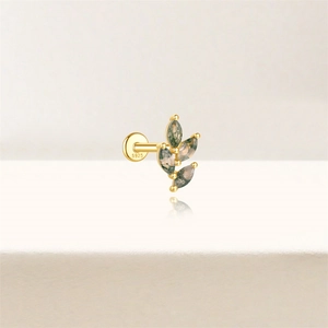 Nahaufnahme von S925 Silber Piercing mit Blatt-Design aus grünem Moosachat
