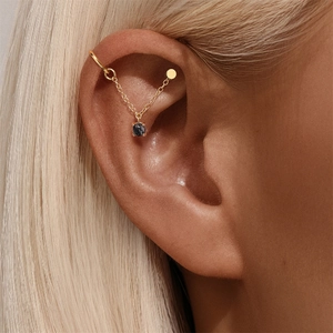 Detailansicht eines S925 Silber Gold Kettenohrrings mit einem runden schwarzen Quarz Edelstein