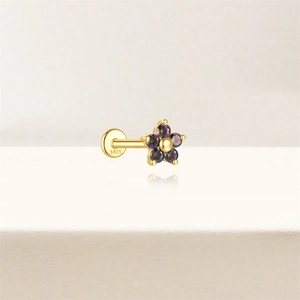 Detail macro-opname van S925 sterling zilveren gouden bloemoorsteker met S925 keurmerk