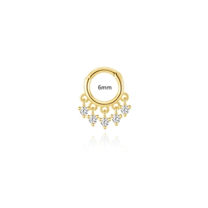 Detail van de gouden 6mm clicker ring met vijf rond geslepen zirkonia edelstenen