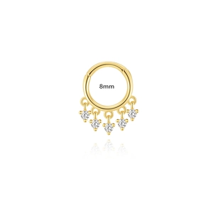 Detail van 8mm gouden S925 zilveren ring met 5 hangende witte zirkonia steentjes