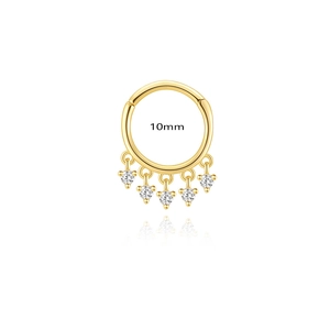 Detail van de gouden 10mm oorring met vijf schitterende hangers van zirkonia-stenen