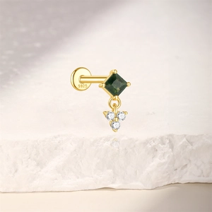 Λεπτομέρεια από επιχρυσωμένο s925 labret με πράσινο αχάτη και λευκά ζιργκόν