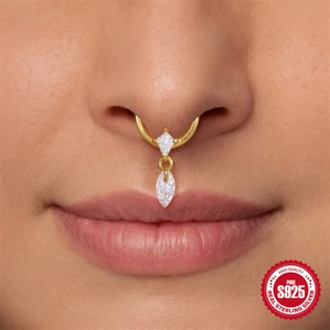 Klassieke S925 zilveren septumring met marquise-geslepen zirkoon gedragen door model