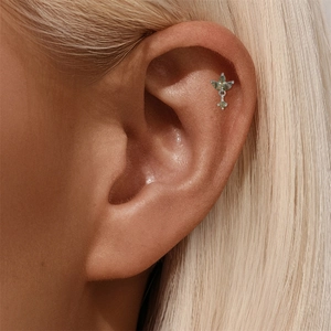 Detailansicht S925 Silber Helix Piercing mit grünem Moosachat und Sternanhänger