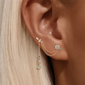 Detail von S925 Silber Gold Quastenohrring mit bunten Zirkonsteinen und floralem Blattdesign