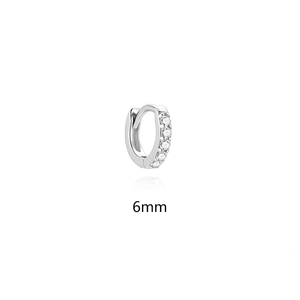 Makroaufnahme der 6mm S925 Silber-Creolen mit fünf rundgeschliffenen Glanzsteinen