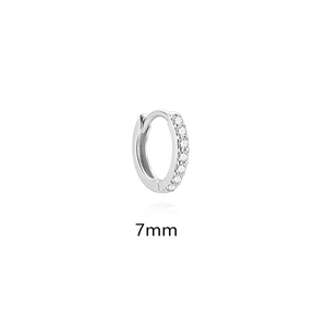 Detailansicht der 7mm S925 Sterlingsilber Creolen mit mikro-verstärkten funkelnden Moissaniten