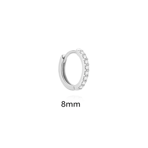 Nahaufnahme von 8mm S925 Sterling Silber Huggie Creolen mit Micro-Pavé-Moissanit-Steinen