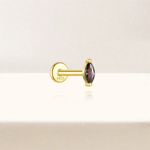 Detail van marquise geslepen regenboogsteen piercing met S925 keurmerk op verguld zilver