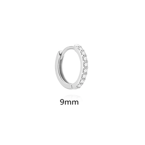 Nahaufnahme der 9mm S925 Sterlingsilber Creolen mit Mikro-Pavé-Moissanit-Besatz