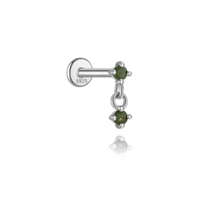 Makroaufnahme von S925 Silber Labret Ohrring mit doppelten grünen Moosachat Steinen