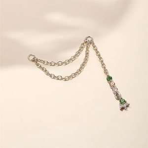 Detail von S925 Silber Kettenohrring mit bunten Zirkonquasten auf minimalistischem Grund