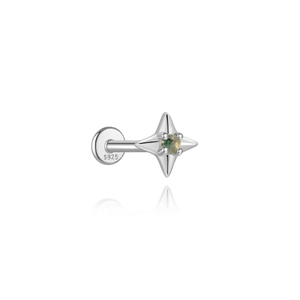 Detail der S925 Silber Gravur und des grünen Moosachats auf dem Labret-Ohrstecker