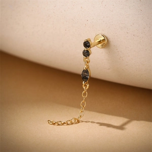 Vue détaillée du piercing labret en argent S925 avec pierres noires et pampille