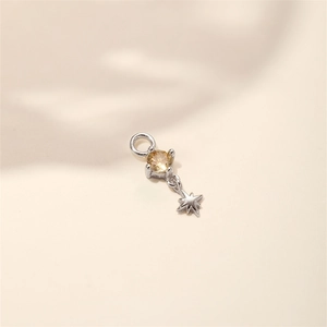 Dettaglio del ciondolo in argento S925 con zircone giallo e piccolo pendente a stella