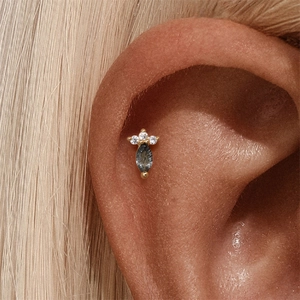 Gros plan d'une boucle d'oreille en argent s925 avec quartz noir et détails zircon