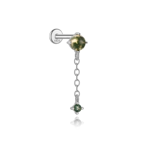 Makro-Detail des S925 Silber-Ohrsteckers mit Moosachat-Perle und hängender Kette