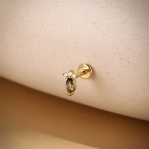 Vue macro détaillée du piercing en argent S925 avec quartz rutilé noir et zircon cubique
