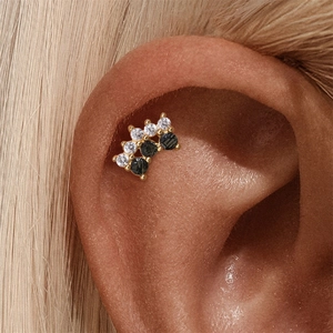 Vue détaillée du piercing cartilage en argent s925 doré avec zircon et quartz noir