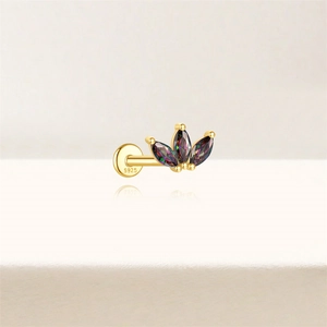 Macro-opname van S925 zilveren kroonpiercing met marquise regenboogstenen