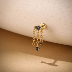 Vue détaillée d'une boucle d'oreille en argent s925 doré avec cristal noir et pompons