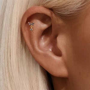 Detail van een s925 zilveren vlinder oorknopje met paars-blauwe marquise edelstenen