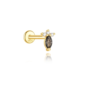 Vue détaillée du poinçon S925 sur un piercing labret en argent doré avec zircon noir