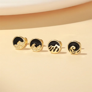 Vue détaillée de quatre clous d'oreilles en argent S925 avec émail montagne et mer