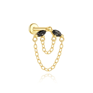 Gros plan du poinçon S925 sur le piercing labret doré avec pompon en zircon noir