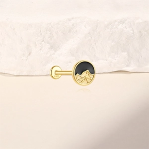 Détail macro du clou d'oreille en argent S925 avec relief de montagne et émail noir