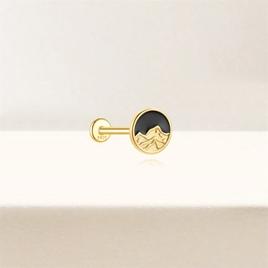 Détail macro du clou d'oreille en argent S925 avec motif montagne doré et émail mat