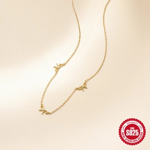 Collier nœud en argent sterling S925 doré avec trois délicats pendentifs en zircone