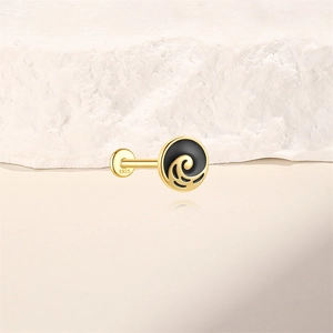Détail d'une boucle d'oreille en argent S925 avec motif vague dorée sur émail noir