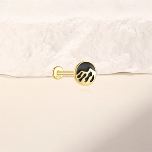 Détail de la boucle d'oreille en argent S925 avec motif de montagne en émail noir