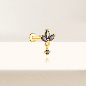 Macro-opname van S925-keurmerk op gouden labret met marquise-geslepen regenboogsteen