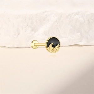 Vue détaillée du clou d'oreille en argent S925 avec émail noir et motifs de vagues dorés