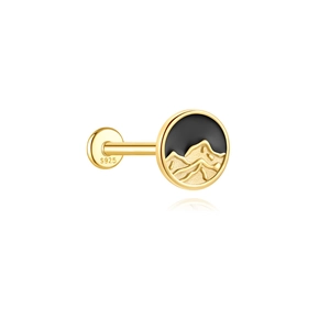 Détail du piercing S925 en argent avec émail noir et relief de montagne dorée