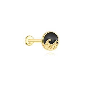 Détail macro du piercing labret en argent S925 plaqué or avec émail motif vague