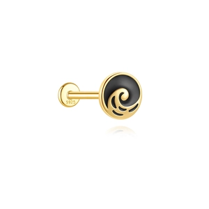 Détail du piercing en argent S925 avec émail noir et motif de vagues dorées élégant