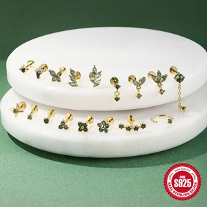 S925 Sterling Silber Gold Ohrringe Set mit grünem Moosachat auf Marmorständer