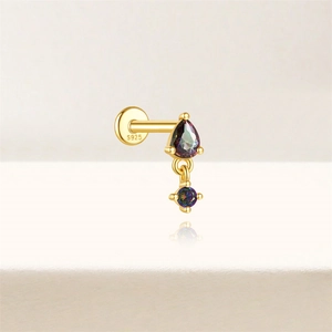 Detail van S925 zilveren gouden labret met peervormige iriserende regenboogsteen