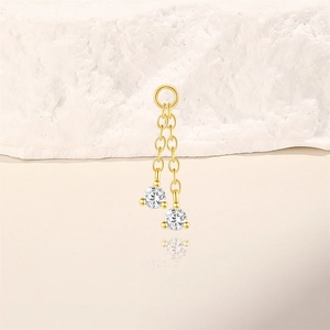 Dettaglio del pendente nappa in argento S925 placcato oro con doppi zirconi tondi