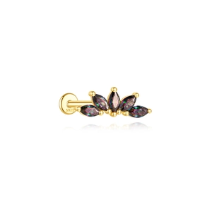 Detail van S925 zilveren oorknopje met regenboog marquise stenen in een lotus waaier vorm