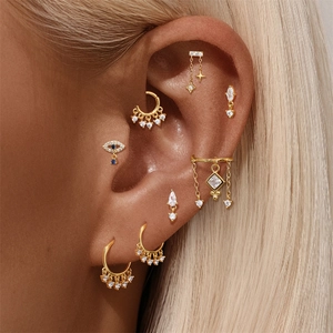 Makroansicht von s925 Silber Piercing Set in Gold mit Sternen und Zirkonia