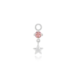 Dettaglio del ciondolo in argento S925 con gemma rosa e pendente a forma di stella
