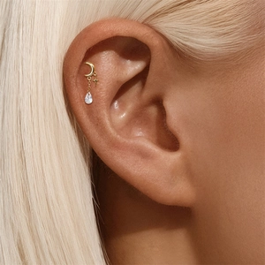 Detail eines S925 Silber Piercings mit Mond Stern und Zirkon Tropfen am Ohr getragen